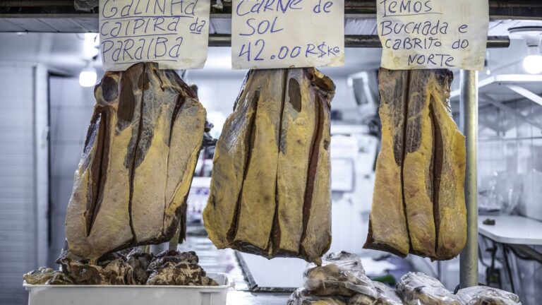 Carne de sol no forno: como dessalgar, quanto tempo assar e o ponto para não ficar dura