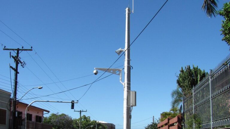 Câmera do vizinho apontada para minha casa: o que diz a lei e o que fazer