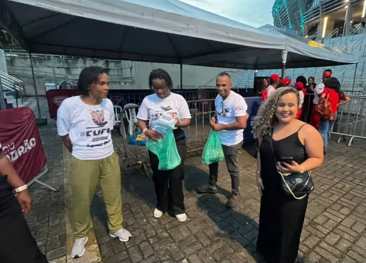 Ingresso com 45% de desconto em troca de 2 kg de alimentos não perecíveis leva a fome para a porta do show de Djavan em Belém