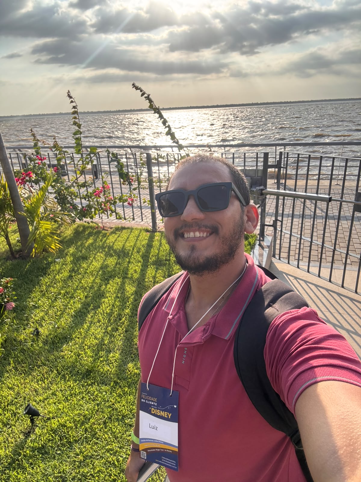 Retrato do agente de viagens Luiz Abreu, de óculos escuros, em Belém