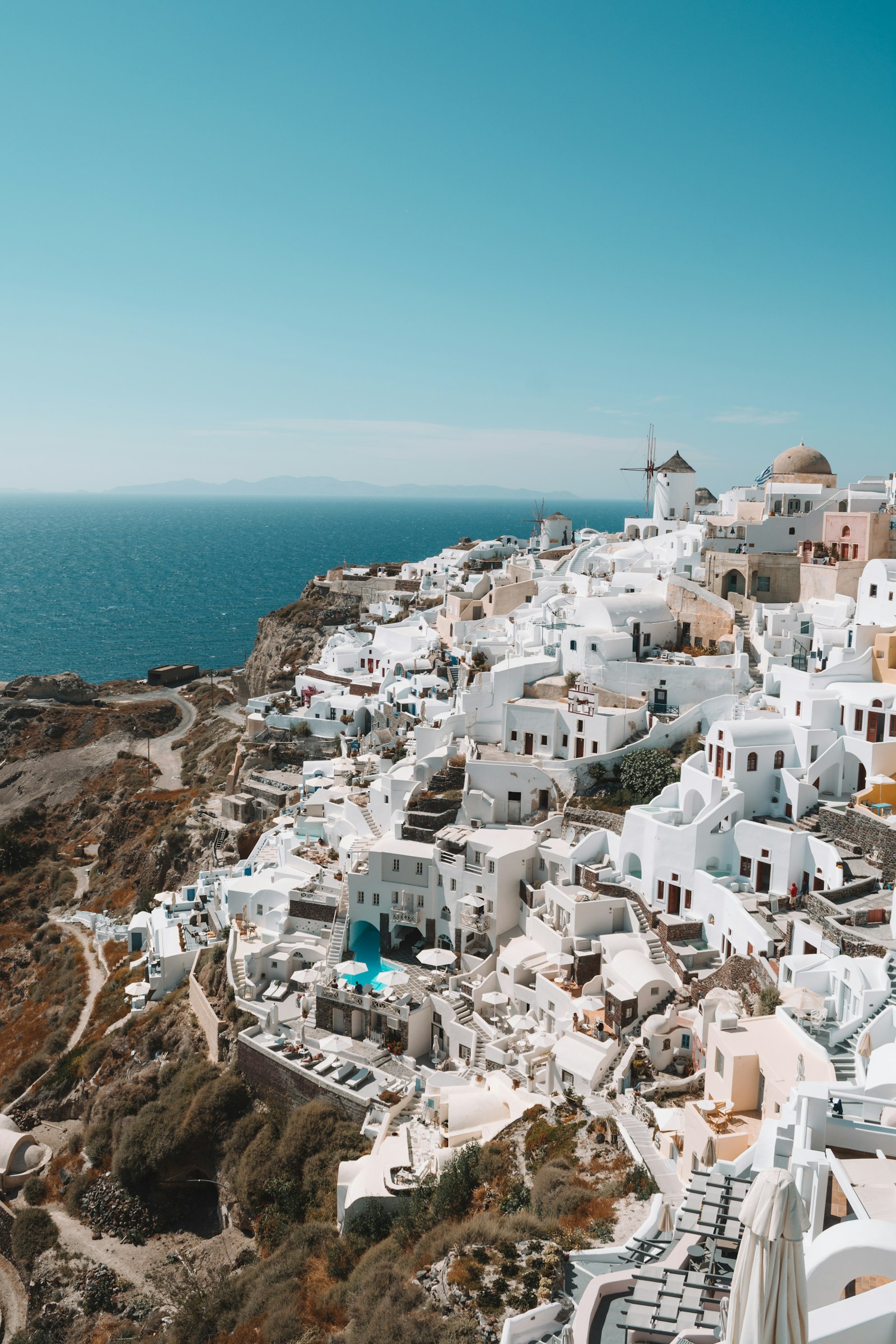 Casas brancas de Santorini, na Grécia, à beira do penhasco sobre o mar Egeu, destino internacional procurado por brasileiros